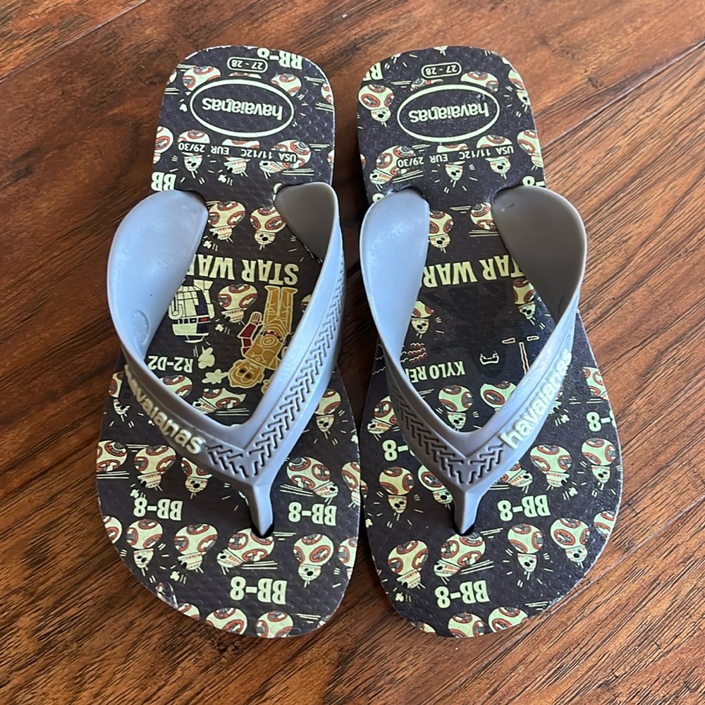 Boys Star Wars Havaianas flip flops. US 11/12. Worn once, too small.